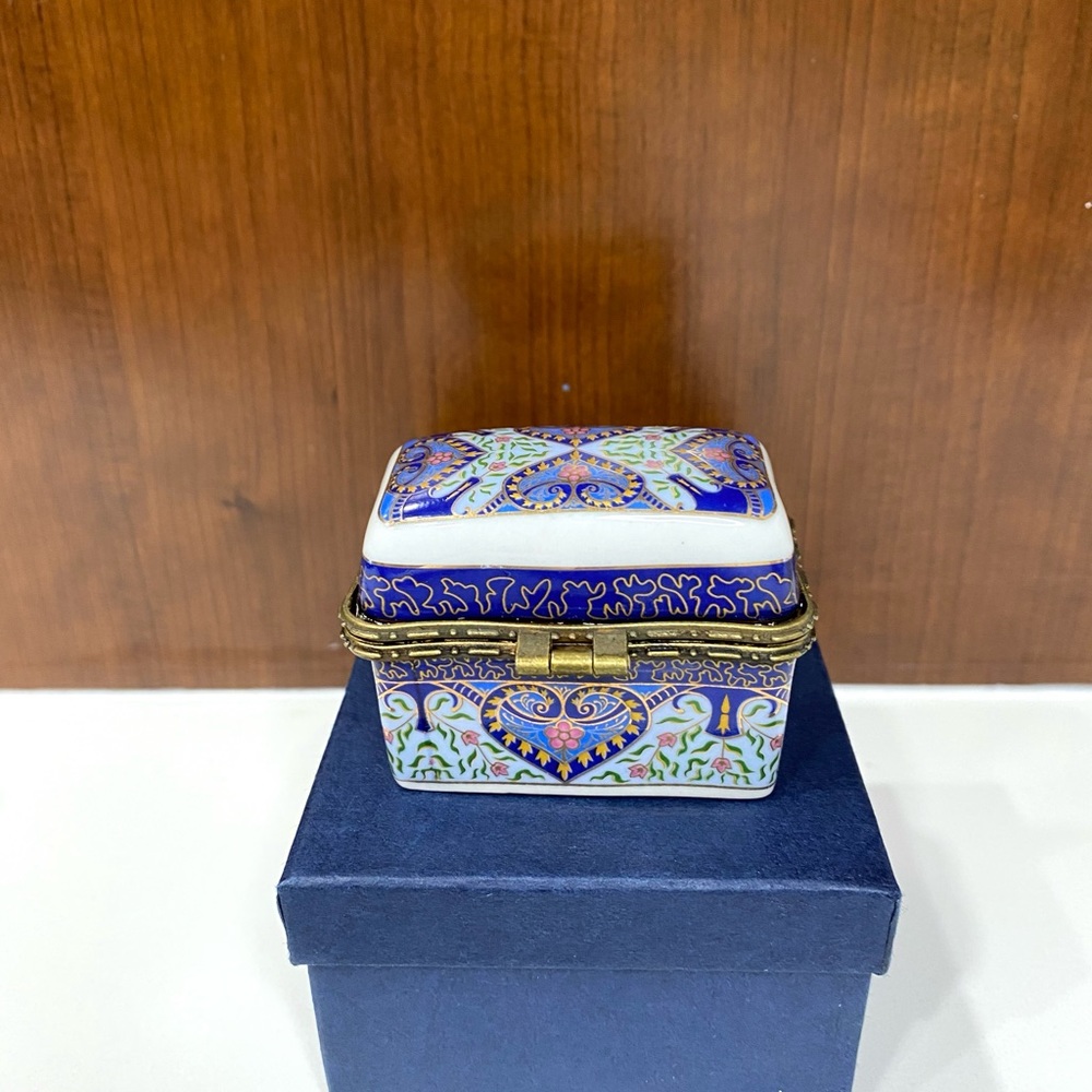 NAV Portugal ring holder NWOT with own blue box.